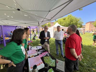 L'alcalde, Fèlix Larrosa, conversa amb membres de l'organització del festival.