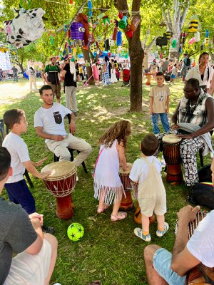 Infants jugant als Jardins 1r de Maig.