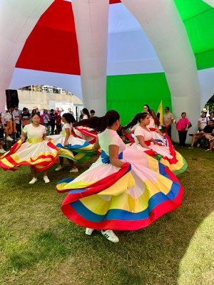 Mostra de danses tradicionals llatinoamericanes, als Jardins 1r de Maig.