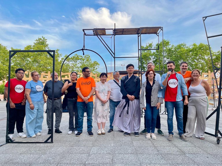 El tinent d'alcalde, Carlos Enjuanes, amb membres de l'organització del festival durant la cloenda