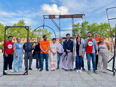 El tinent d'alcalde, Carlos Enjuanes, amb membres de l'organització del festival durant la cloenda.