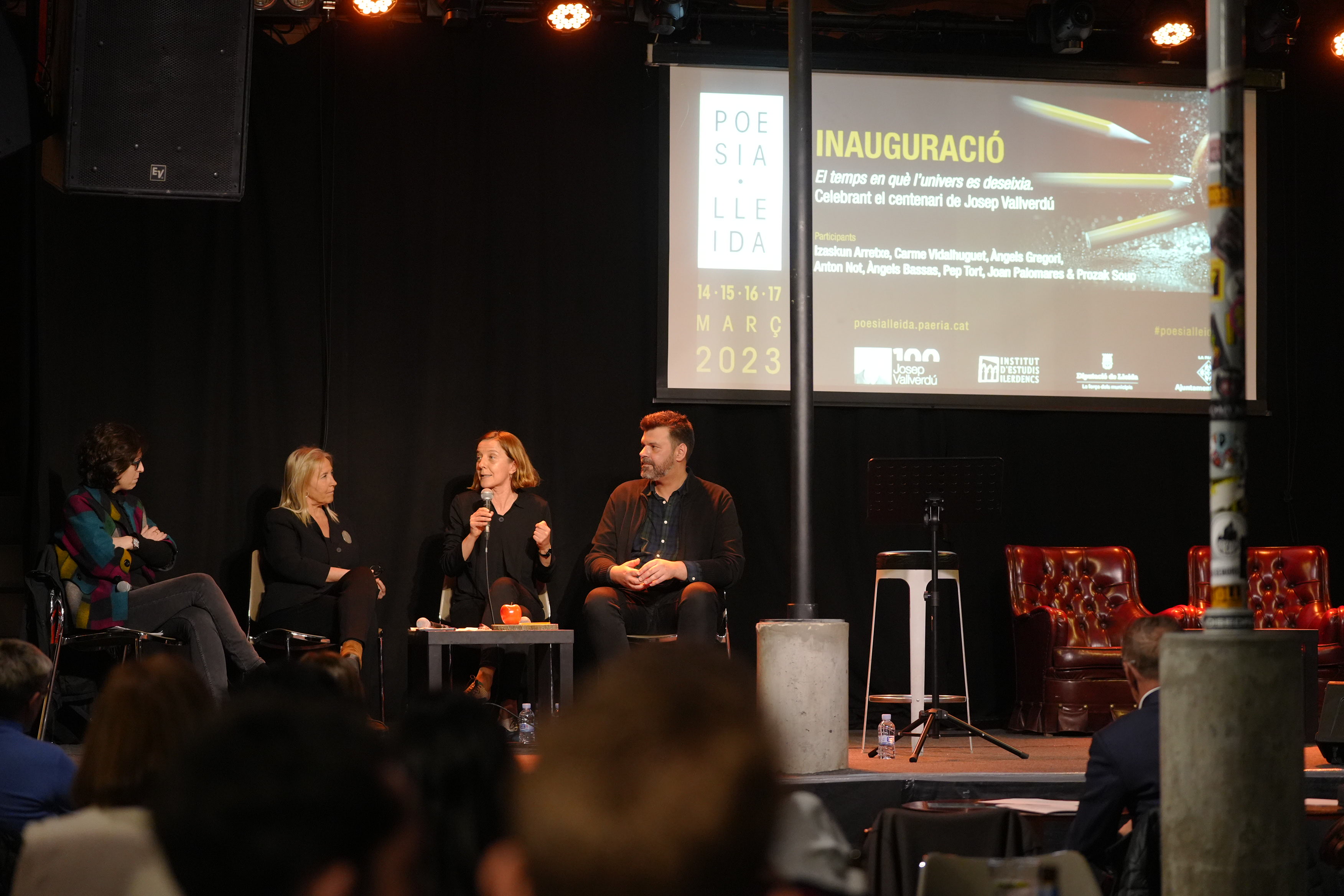 Acte d'obertura del Festival Poesia Lleida amb la directora de la Institució de les Lletres Catalanes, Izaskun Arretxe; la comissària de l’Any Vallverdú, Carme Vidal, i els dos comissaris d’aquest esdeveniment poètic, Anton Not i Àngels Gregori.