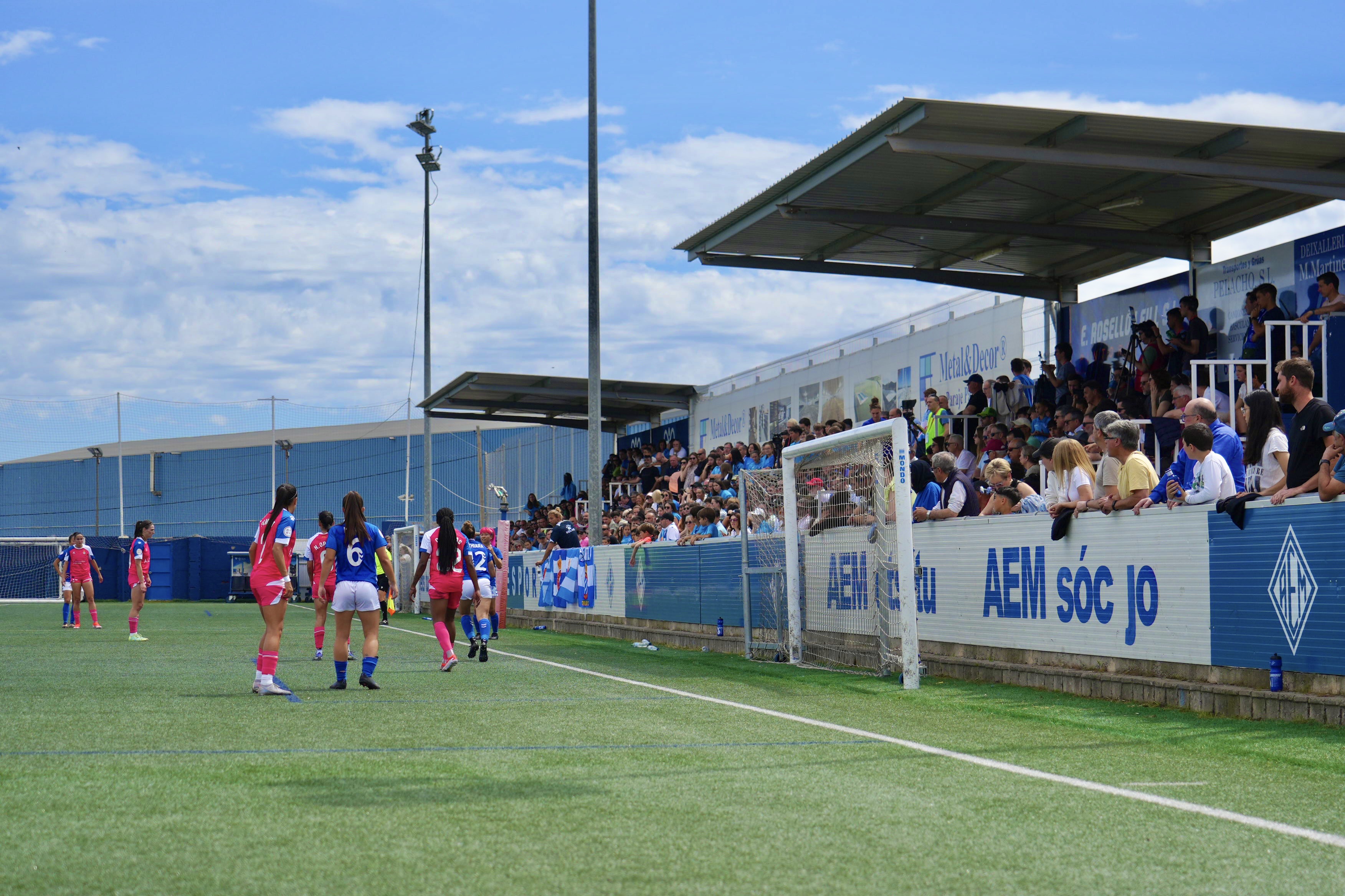 Anada de les semifinals per pujar a la Lliga F. El públic del Recasens ha animat l'AEM fins al final.