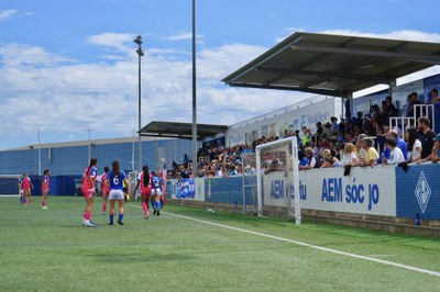 Anada de les semifinals per pujar a la Lliga F. El públic del Recasens ha animat l'AEM fins al final..