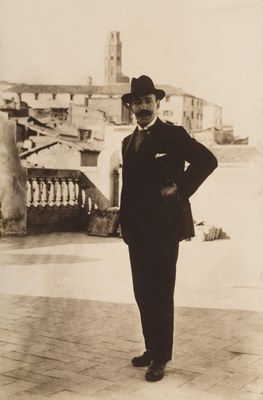 Ricard Viñes al terrat del teatre Viñes, actual Caixaforum, el dia de la seva inauguració 3 de maig de 1919 (Fons Ricard Viñes. Arxiu Municipal de Ll….