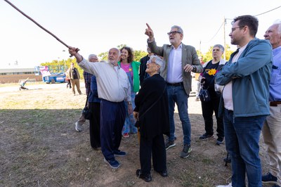 L'alcalde, Fèlix Larrosa, i el regidor de Participació, Roberto Pino, amb el veïnat que apareix pintat en un dels murals.