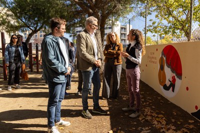 L'alcalde, Fèlix Larrosa, la regidora de Cultura, Pilar Bosch, i el regidor de Participació, Roberto Pino, davant el mural participatiu liderat per M….