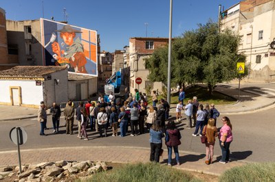 Veïnat davant l'obra de Twee Muizen.