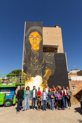 L'alcalde, Fèlix Larrosa, la regidora de Cultura, Pilar Bosch, el regidor de Participació, Roberto Pino, i veïnat davant del mural de l'artista Kamma….
