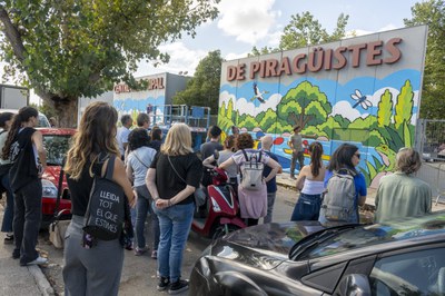 Els visitants observen l'obra d'Oriol Arumí.