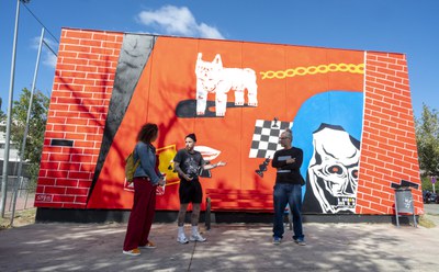 Sile explica la seva obra.