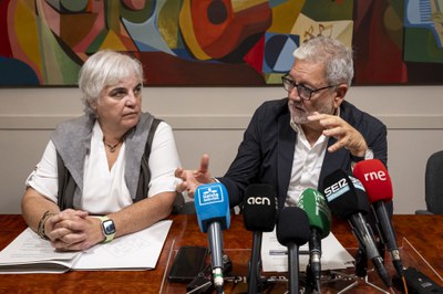El paer en cap, Fèlix Larrosa, i la tinenta d'alcalde Carme Valls, en roda de premsa, per presentar la proposta d'Ordenances Municipals per al 2027..