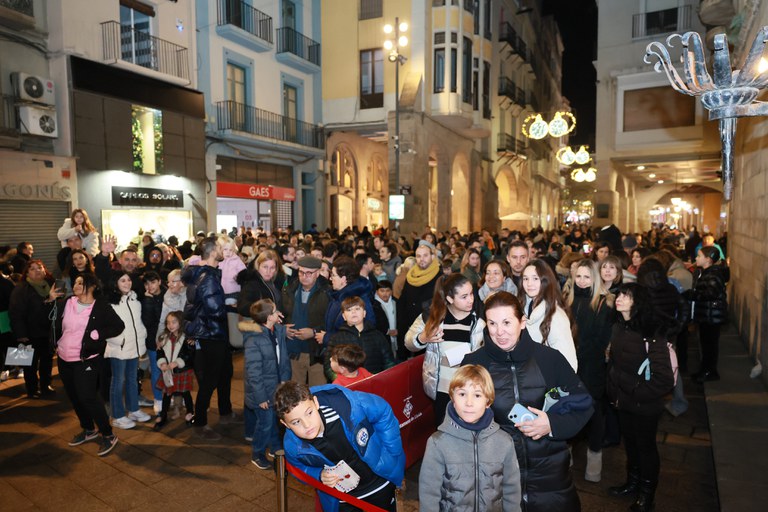 Nens i nenes a la plaça Paeria fent cua per donar la seva carta al Gran Camarlenc