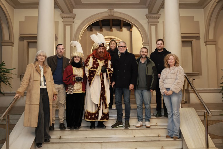 L’alcalde, Fèlix Larrosa, acompanyat del regidor de Festes i Tradicions, Xavi Blanco, la regidora de Cultura, Pilar Bosch, el regidor de Participació i Drets Civils, Roberto Pino, el regidor Xavier Palau i les regidores Neus Caufapé i Rosa Jové, han donat la benvinguda al Gran Camarlenc al Palau de la Paeria