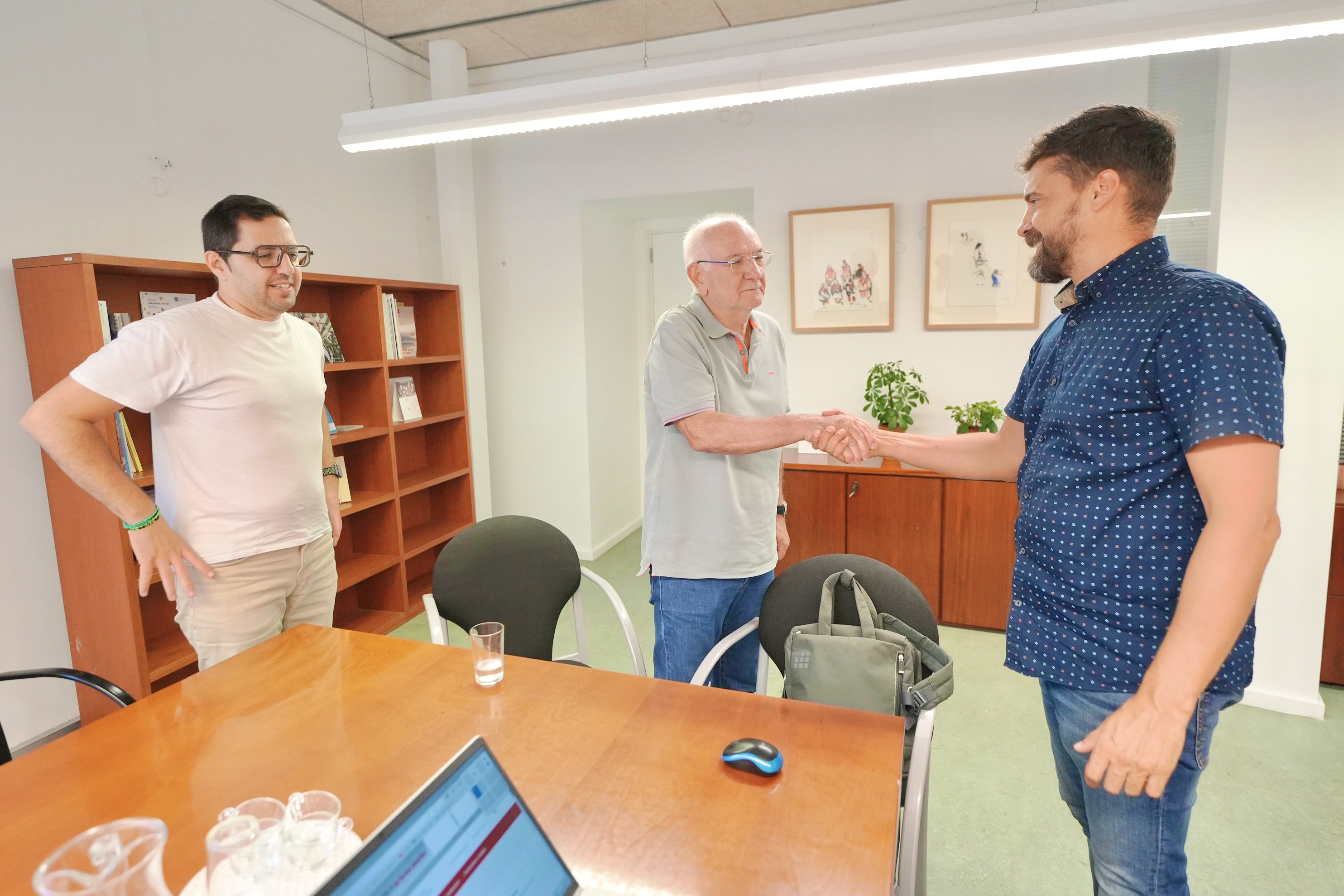 Enjuanes saluda Saura