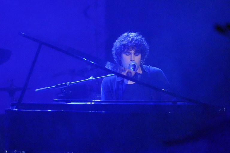 Actuació de Roger Padrós, en homenatge a Joan Roselló, amb la cançó Rocket Man.