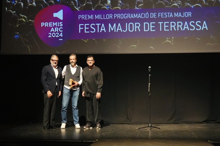 El paer en cap, Fèlix Larrosa, ha lliurat el premi a la millor programació de festa major, que ha estat per Terrassa.
