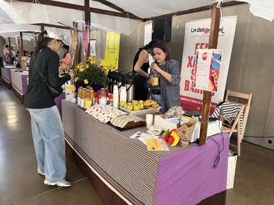 Durant tota la tarda els i les visitants han pogut conèixer de prop iniciatives d’economia social i solidària que alhora són alternatives econòmiques….