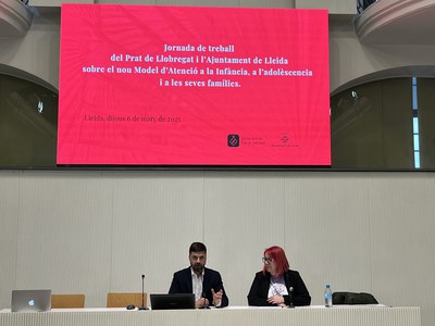 El tinent d'alcalde Carlos Enjuanes i la regidora del Prat de Llobregat, Maria del Valle Alcaide, en la jornada d'aquest matí a Lleida sobre els mode….