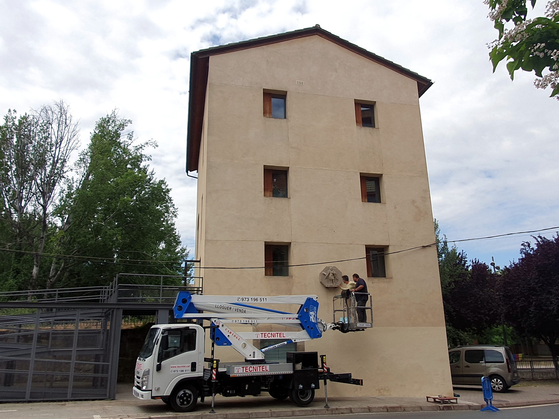 La façana ja llueix la reproducció del sant