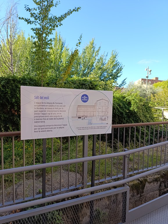 El salt del molí compta amb dos plafons a banda i banda que expliquen el recorregut que feia l'aigua al molí