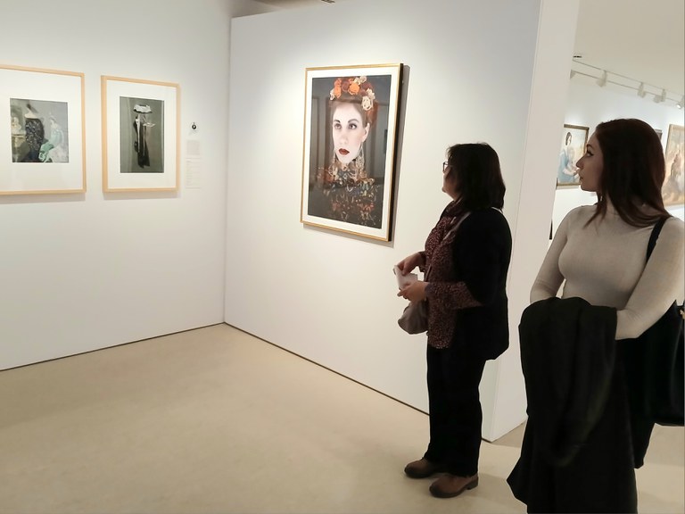 La fotògrafa Lídia Vives ha explicat com la seva obra (Espai Cavallers) dialoga amb els dibuixos de Xavier Gosé