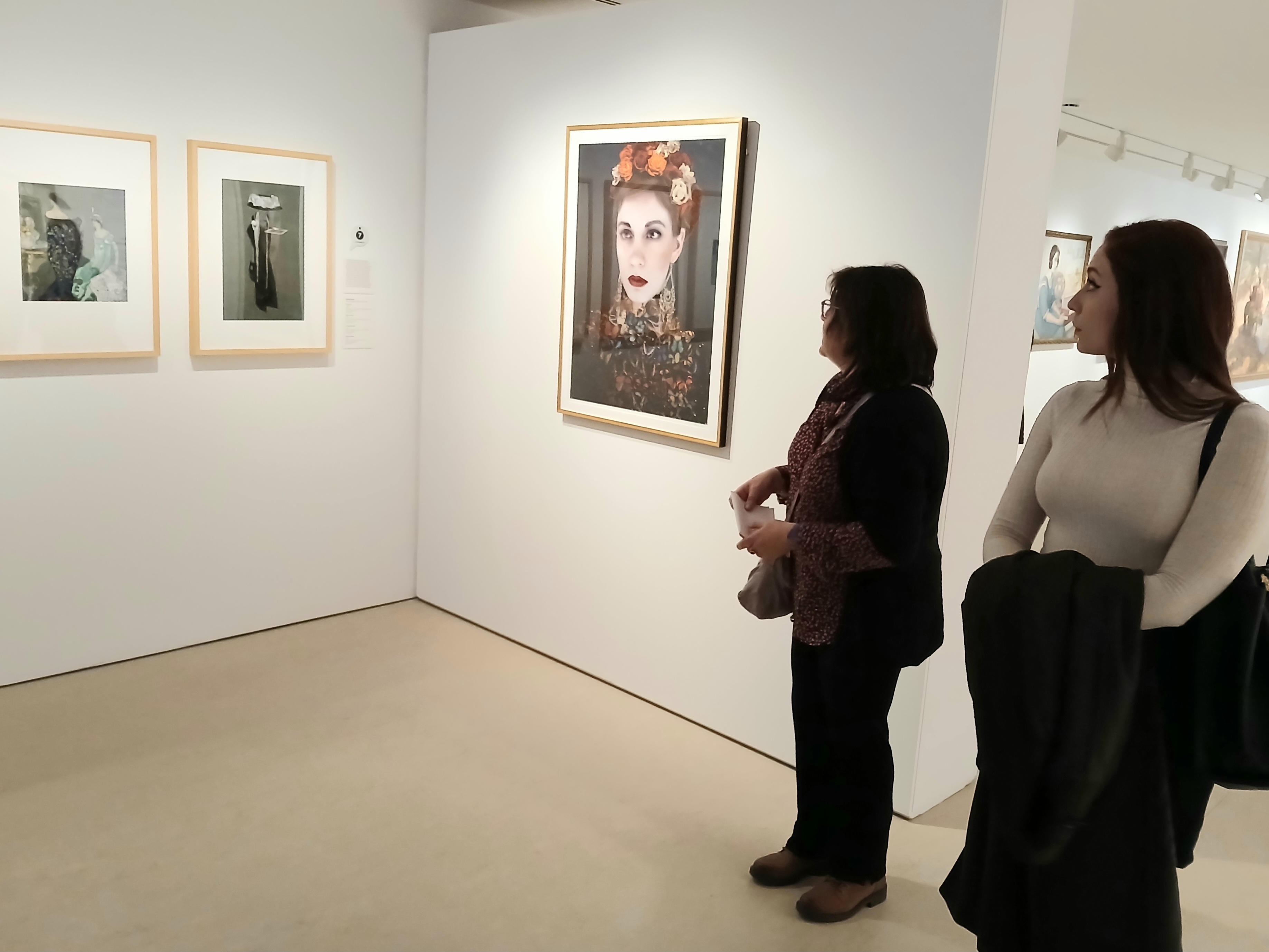 La fotògrafa Lídia Vives ha explicat com la seva obra (Espai Cavallers) dialoga amb els dibuixos de Xavier Gosé