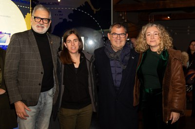 Fèlix Larrosa i Pilar Bosch han lliurat les insígnies als dos nous ambaixadors, al centre de la imatge..