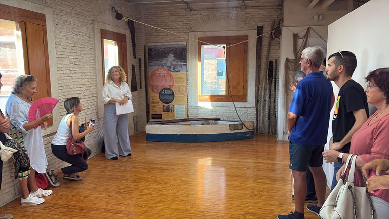 La regidora de Cultura, Pilar Bosch, ha participat en la presentació de la donació de la barca