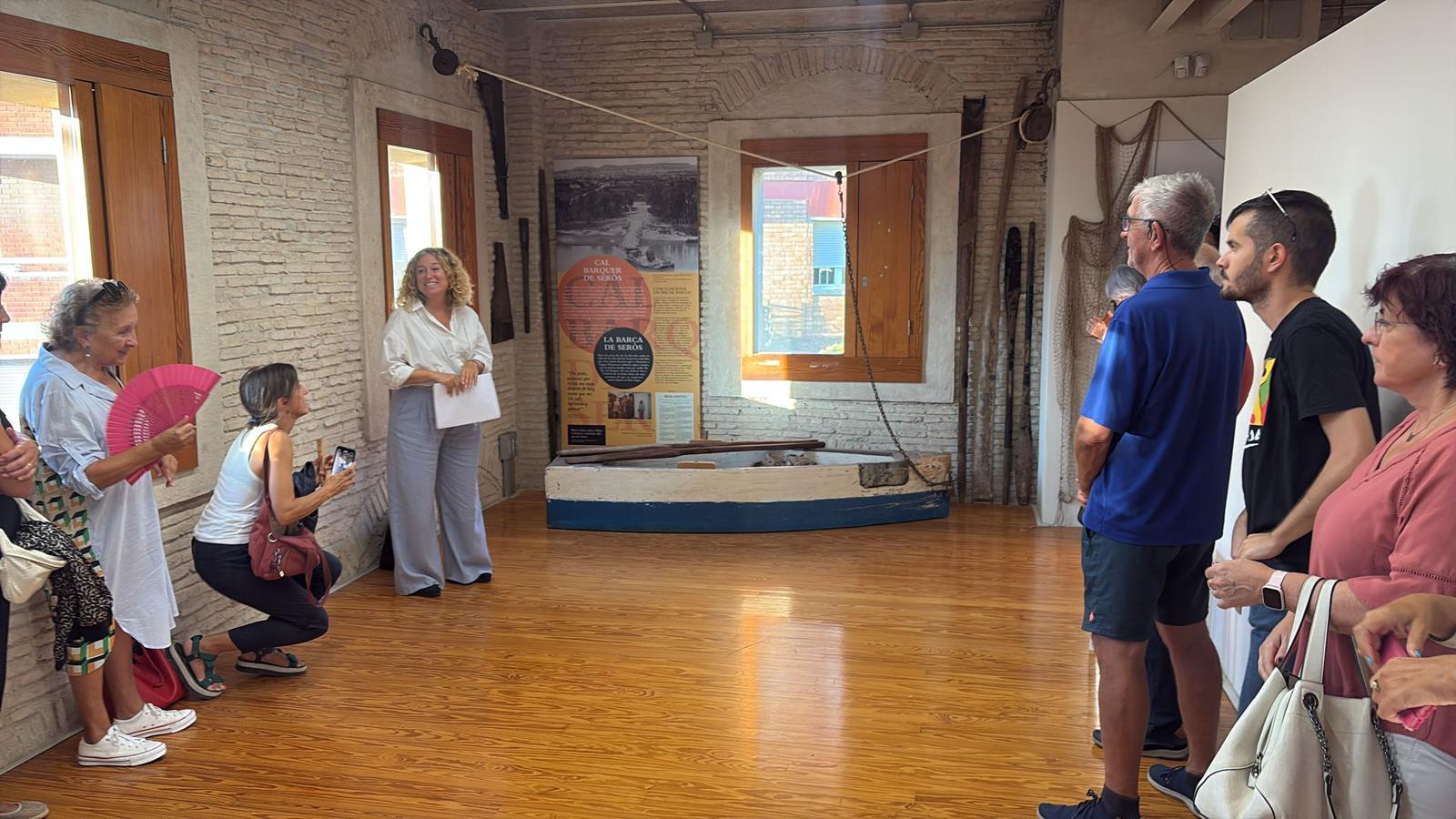 La regidora de Cultura, Pilar Bosch, ha participat en la presentació de la donació de la barca