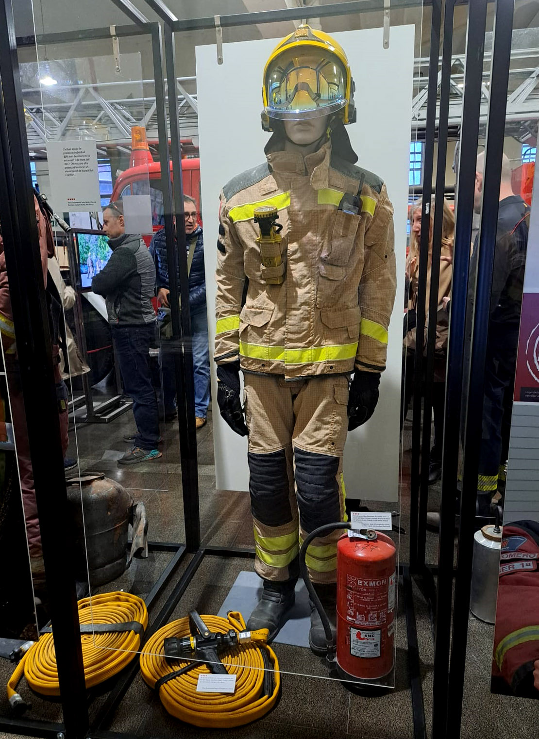 Un dels uniformes dels Bombers que s'exposa al Roda Roda en la mostra que commemora els 40 anys d'aquest cos.