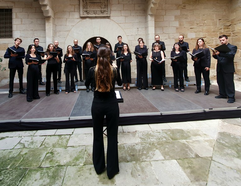 Els primers fragments del concert han estat madrigals del s. XVI i XVII, que diversos membres del cor han anat recitant-ne les traduccions per fer-los més intel·ligibles