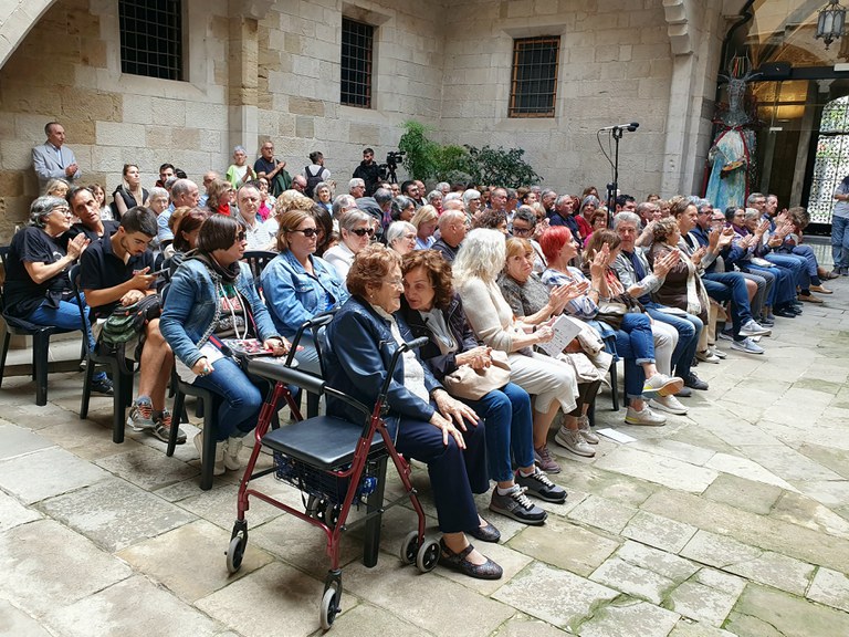 El pati de l'IEI s'ha omplert de gom a gom per escoltar la proposta del cor de cambra ARSinNOva
