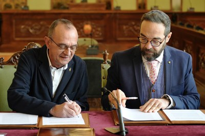 Pueyo i el conseller Fernàndez, avui al Saló de Sessions.