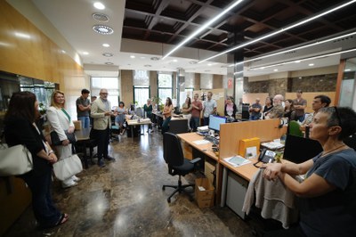 L'alcalde Larrosa ha saludat l'equip de tècnics i tècniques de Medi Ambient..