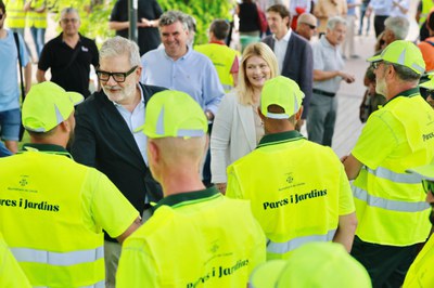 Larrosa i Iglesias saluden personal adscrit al servei de Jardineria municipal.
