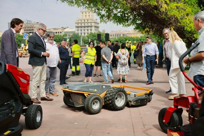 Aquest robot tallagespa funciona amb comandament a distància i facilita les tasques en llocs amb pendent.