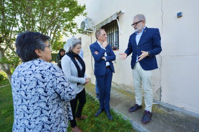 Un moment de la visita a la casa, que presenta esquerdes en diversos punts.