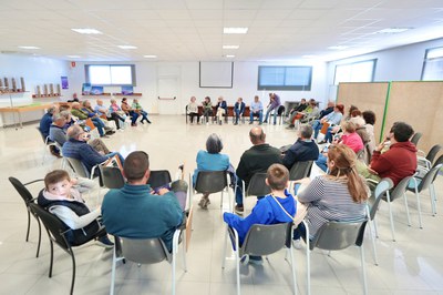 La reunió amb els veïns i veïnes afectades a la sala del parc de Serrallarga.