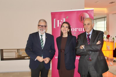 El paer en cap, Fèlix Larrosa, amb Félix González (soci fundador) i de Yasmina Vilagrasa (sòcia) de Fòrum 2001..