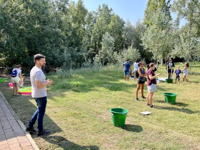 L'alcalde accidental, Carlos Enjuanes, acompanya als infants i famílies a l'ecoactivitat.