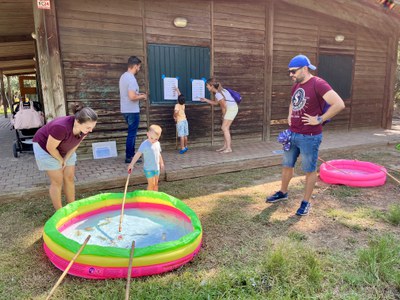 Infants aprenent la importància de no introduir espècies al·lòctones als ecosistemes.