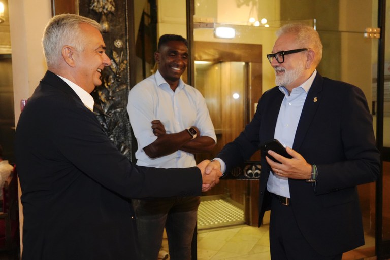 L'alcalde Larrosa, el president Aliaga i el regidor Quiñonez abans de la presentació.