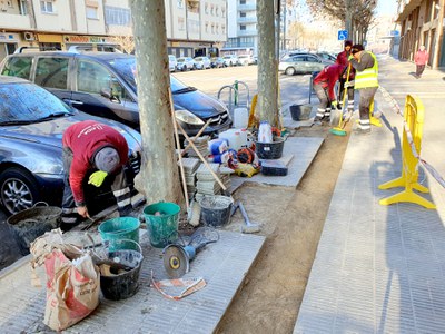 L'equip de "Lleida, ciutat amable" treballa aquesta setmana en refer diversos trams de vorera del carrer Riu Ebre