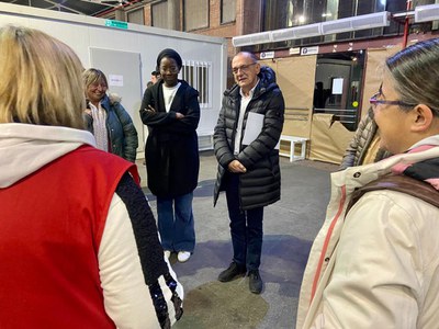 L’alcalde de Lleida, Miquel Pueyo, acompanyat de la regidora de Comunitat, Persones i Agenda 2030, Maryama Sall, durant la visita a les instal·lacions del Pla Iglú.