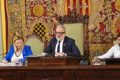 El Ple de l'Estat de la Ciutat comença amb la intervenció de l'alcalde, hi ha torn dels grups municipals (de 10 i  5 minuts) i torna a tancar el paer….