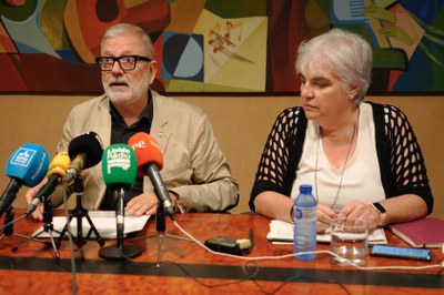 El paer en cap, Fèlix Larrosa, acompanyat de la regidora Carme Valls, ha explicat avui el nou cartipàs municipal.