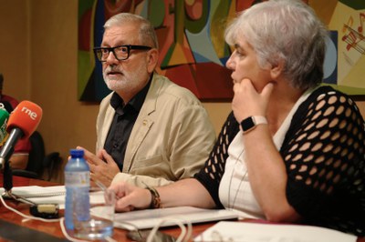 El paer en cap, Fèlix Larrosa, acompanyat de la regidora Carme Valls, ha explicat avui el nou cartipàs municipal.