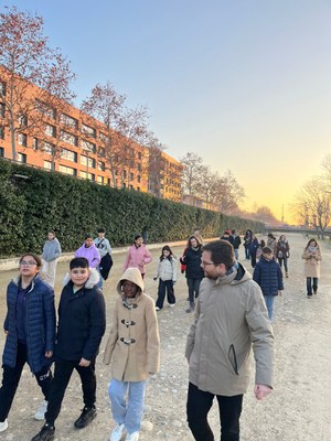 Infants i adolescents han participat en la visita comentada de la inicaitiva Imaginem Platges de Lleida, a la canalització del riu.