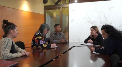 Reunió a la Paeria amb l'activista i líder indígena Alex Guanga; la membre de l'OADPI, Alejandra Duran; i la representant de la Taula Catalana per Colòmbia.